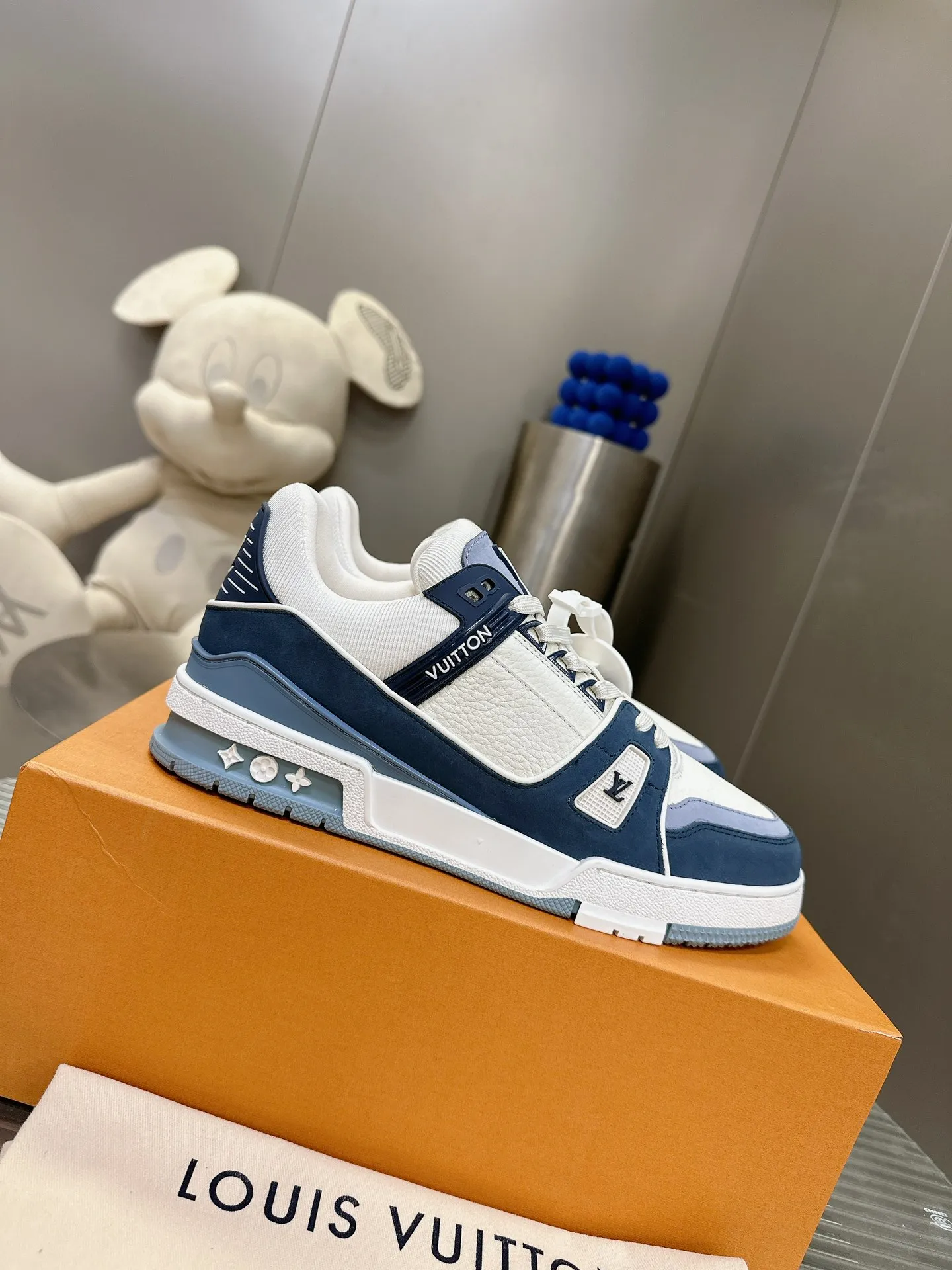 👟👟Ex-factory price 840👟👟The highest version on the Internet⚠️Feel free to compare! 2021🔥New model, purchase quality LV~Louis Vuitton by Virgin Abloh’s best-looking sneakers, Donkey Brand strongly recommends new products, official website limited edition retro basketball sneakers! Both high and low tops cost money to purchase 1:1 accurate replicas of the originals. The details are invincible, full of sincerity, imported custom-made original cowhide, the original package method is the same, the details are 100% restored, and the private model customized the original one-piece T👟👟factory price U outsole, which is different from other brands. Without the original version, this effect cannot be achieved! 35-45 (46 is custom-made and non-refundable) Some colors are available in women’s styles